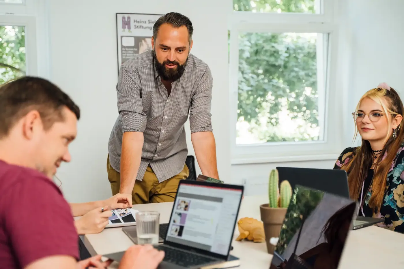 Das famefact-Team während einer Moderationsschicht im Berliner Büro